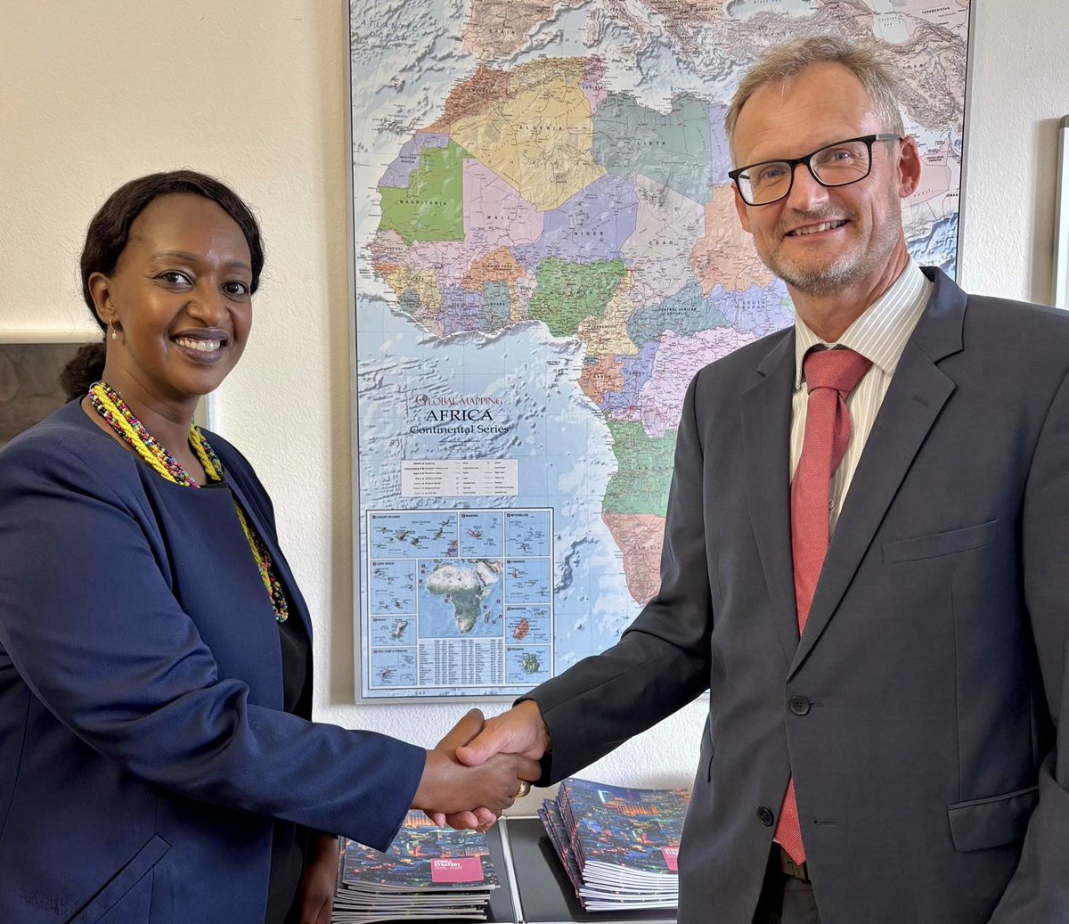 Merci à <a href="/SwissMFA/">Swiss MFA</a> et Amb. Philipp Stalder pour les échanges enrichissants d’aujourd’hui. Le Rwanda reste engagé à renforcer sa coopération avec la Suisse autour de priorités partagées en matière de développement, de partenariats économiques et de multilatéralisme. 🇷🇼🇨🇭