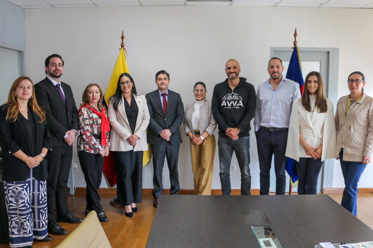 Ministerio de Producción (@produccion_ecu) on Twitter photo 🤝 El viceministro <a href="/arovalino/">Andrés Robalino Jaramillo</a> se reunió con la Cámara Ecuatoriana Emiratos Árabes Unidos, Industrias y Turismo para revisar propuestas de articulación estratégica que impulsen el comercio bilateral, la cooperación empresarial y el desarrollo productivo conjunto🇪🇨🇦🇪. 🤝 El viceministro <a href="/arovalino/">Andrés Robalino Jaramillo</a> se reunió con la Cámara Ecuatoriana Emiratos Árabes Unidos, Industrias y Turismo para revisar propuestas de articulación estratégica que impulsen el comercio bilateral, la cooperación empresarial y el desarrollo productivo conjunto🇪🇨🇦🇪.