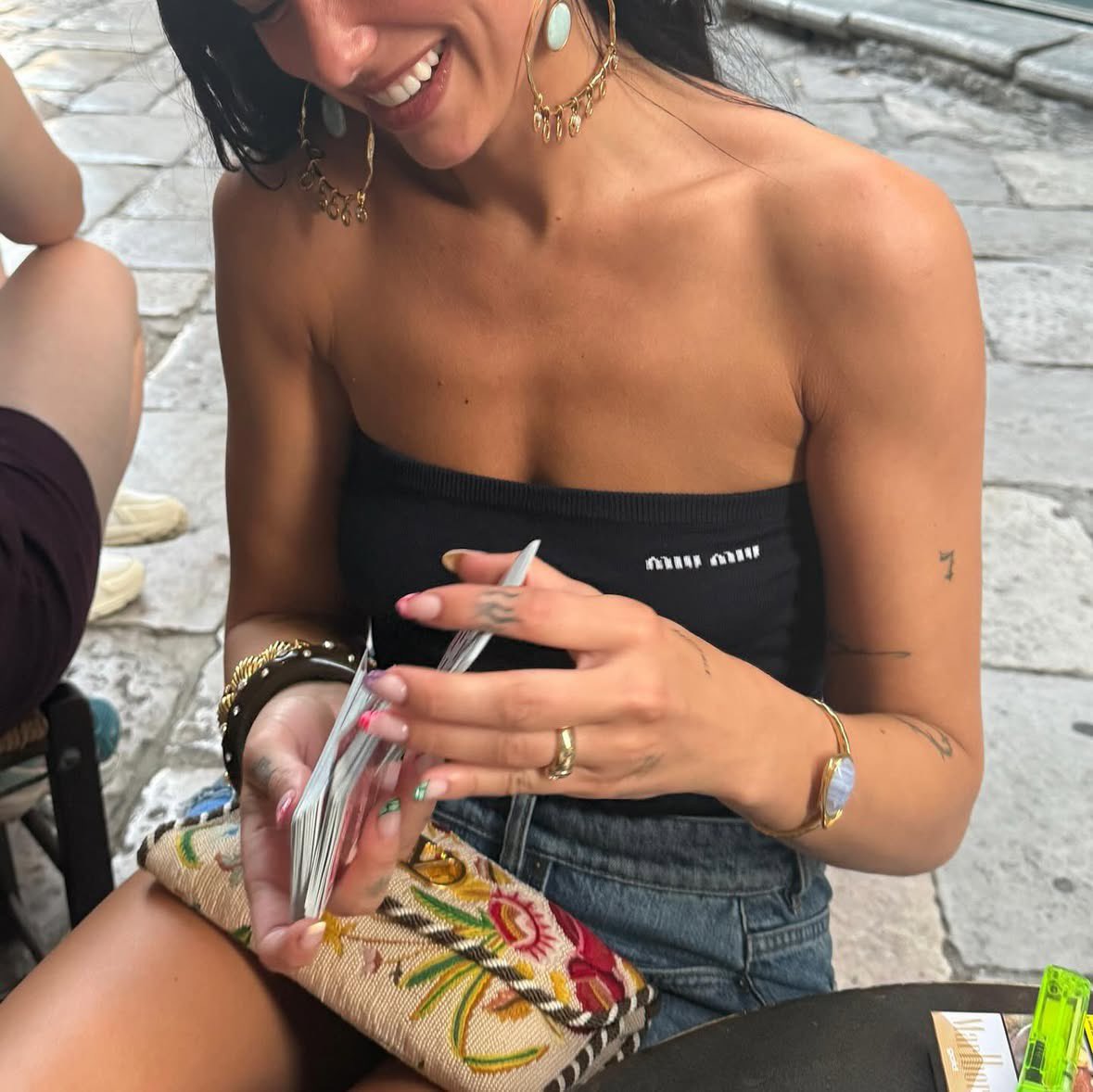 dualipacentral_'s tweet image. pov: você tá jogando baralho com a Dua Lipa
