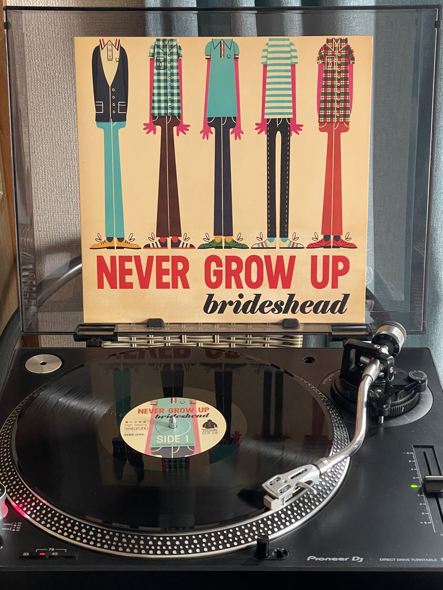 Lotsi12's tweet photo. Bridesheadの10年前にリリースされた前作『NEVER GROW UP』もジャングリーなギター全開!
「That Kind of Girl」はイントロのギターのアルペジオから私にとってはツボで、ギュッとつかまれてしまいます♪
https://t.co/eGvmf1fqtT
#Brideshead #GuitarPop #GermanAnorak
#フリッパーズジャーニー https://t.co/Plz1PeDwvy