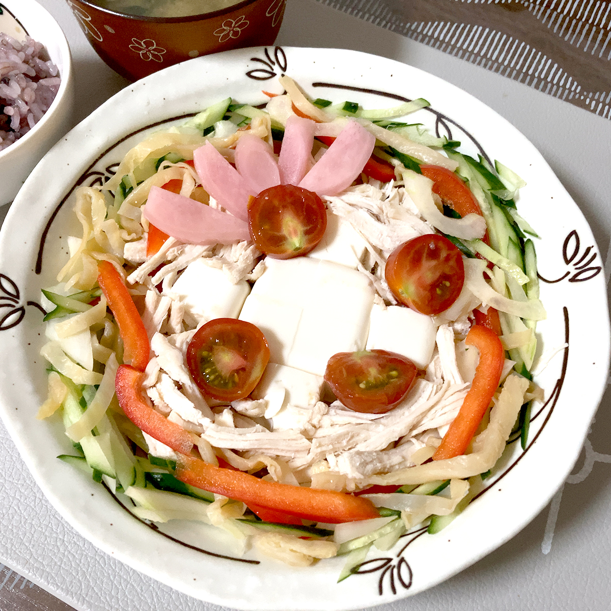 orendikun's tweet image. おはよぉございます🎵
今朝は棒棒鶏にお豆腐をドドン🐔
隠し味は、ピリ辛とり野菜みそ
( *´艸`)
もうひとふんばりの金曜日
今日もゆるっと、がんばろ~💨
#今朝もモリモリ
#とり野菜みそ