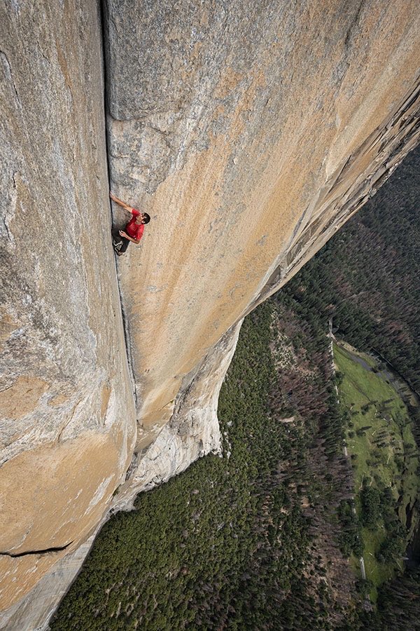 valsopi's tweet image. I think Alex Honnold’s free soloing El Capitan (300ft/900m in about 3hrs) is a crazy insane thing to do, but what’s even crazier is that he climbed that wall over and over again (with rope) until he learned every nook and cranny so he can basically have it hard coded in his…