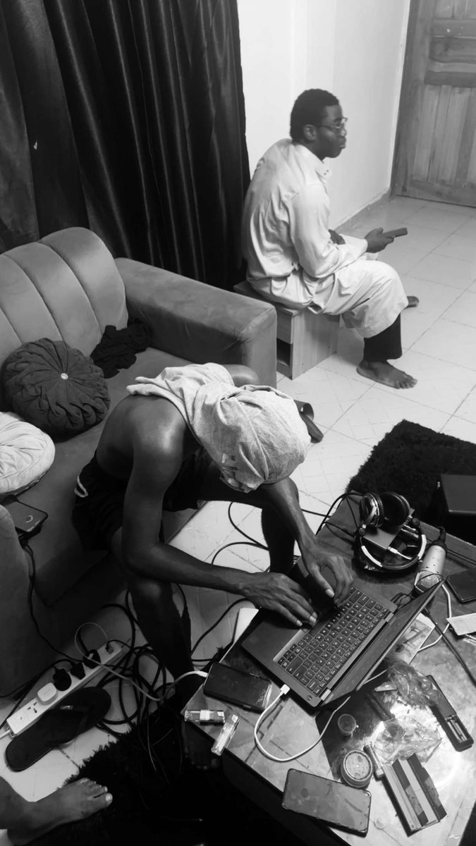 Marvell_XO's tweet image. Name any 5 random object you see in this photo.