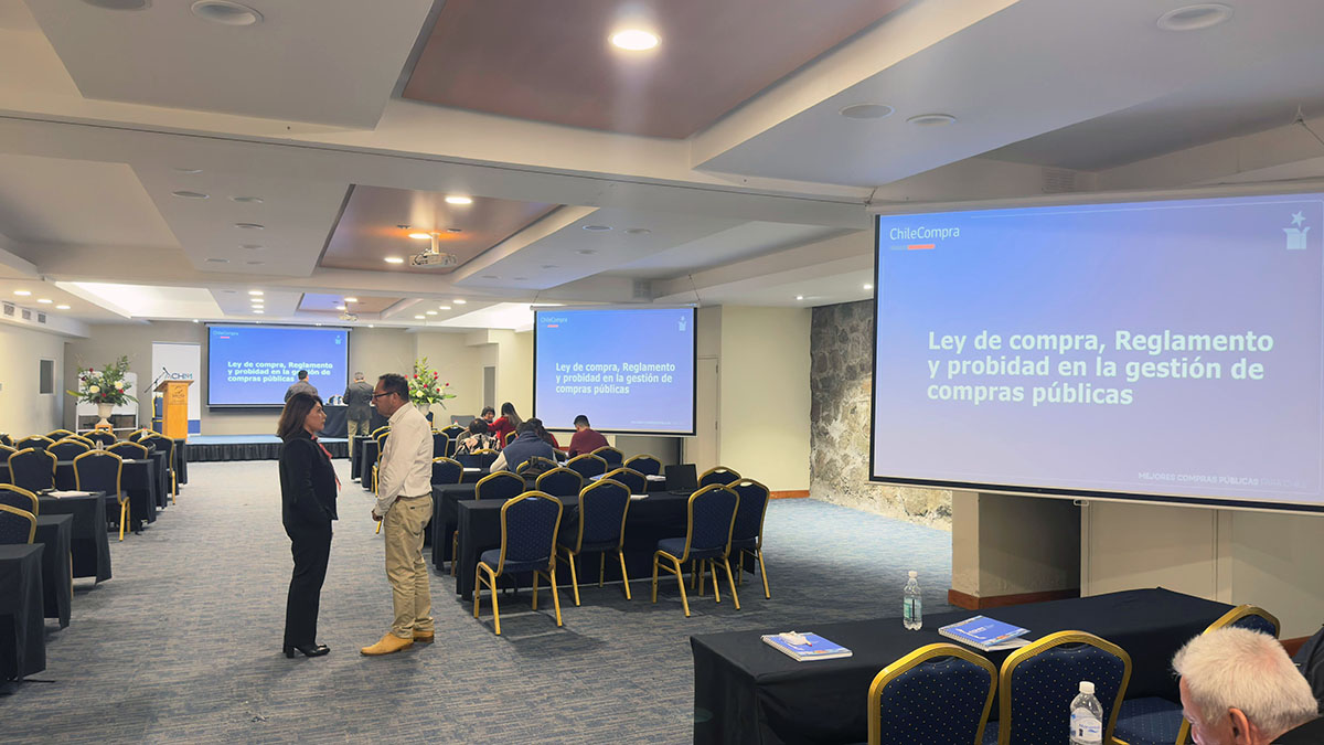 ChileCompra's tweet image. Esta mañana continuamos en #Iquique nuestra gira de capacitaciones dirigida a compradores públicos, quienes pudieron resolver sus dudas respecto a los nuevos procedimientos de compra y el nuevo Reglamento.