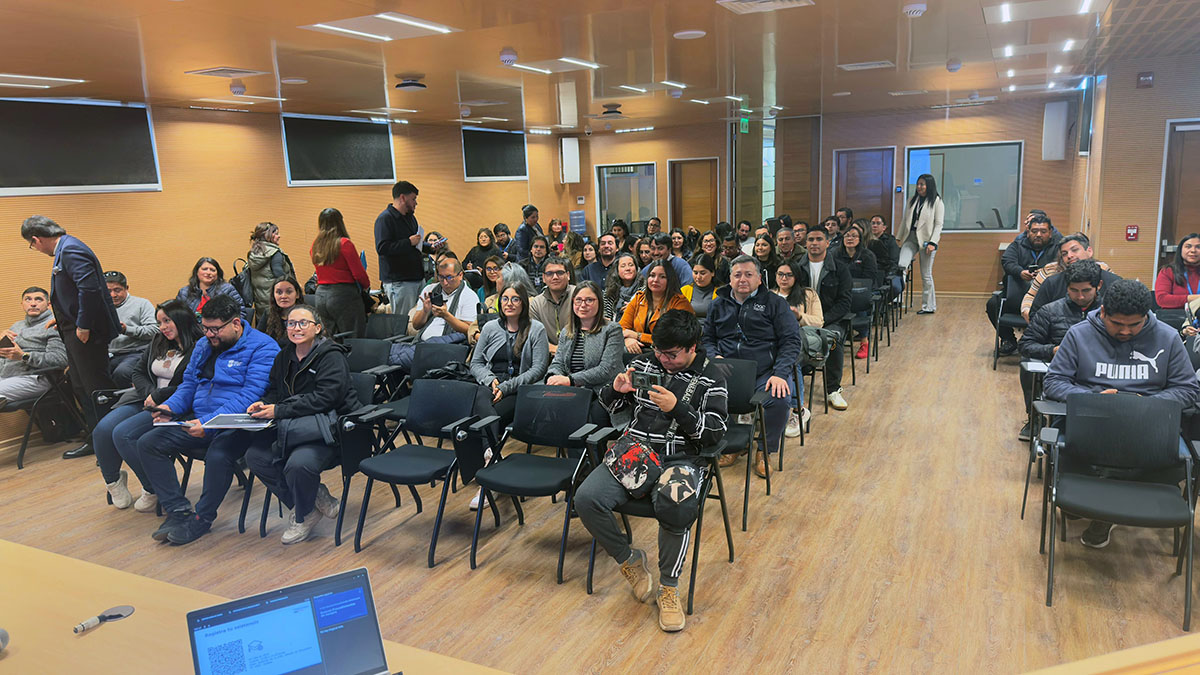 ChileCompra's tweet image. Esta mañana continuamos en #Iquique nuestra gira de capacitaciones dirigida a compradores públicos, quienes pudieron resolver sus dudas respecto a los nuevos procedimientos de compra y el nuevo Reglamento.