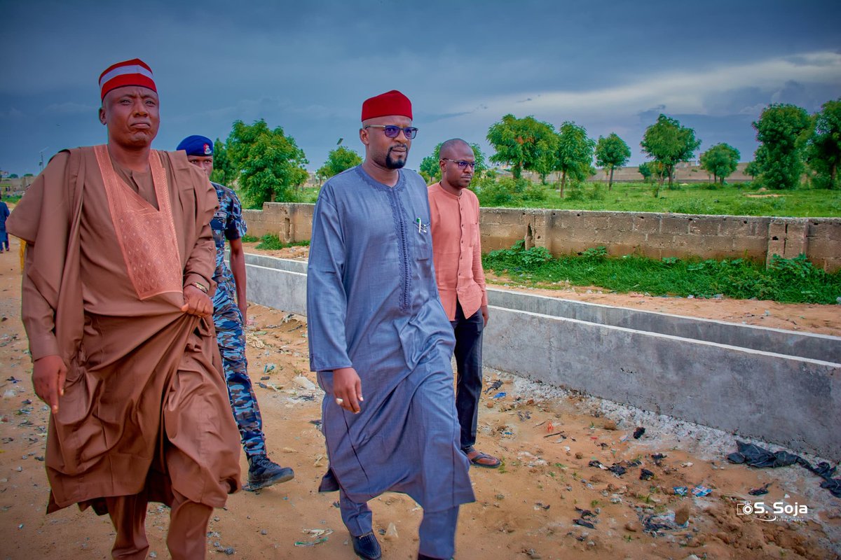 On Saturday, I visited the ongoing road construction project I facilitated, stretching from (Kwanar Kings College, Maidorawa to Kuka mai gado), in response to the pressing needs of the people of Kwachiri Ward.

This project is part of my commitment to improving infrastructure.