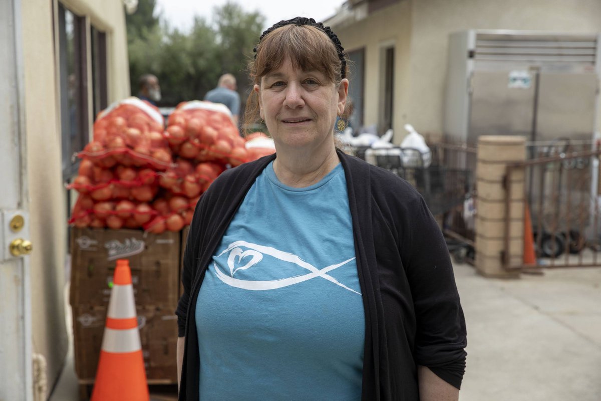 LAFoodBank's tweet image. Food pantries like FISH of West Valley do more than provide meals — they offer dignity and hope. 💛
Meet Ana, a former client turned Food Pantry Director, and Karina, a mom of 10 who relies on FISH to care for her family. lafoodbank.org/stories/the-ro…