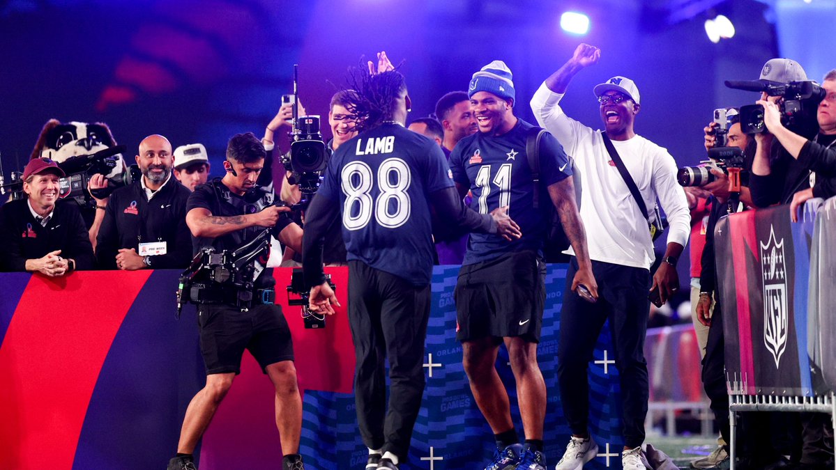 TheCowboysWire's tweet image. Dallas Cowboys WR CeeDee Lamb recommened star pass rusher Micah Parsons not negotiate with the team through the media. cowboyswire.usatoday.com/story/sports/n…