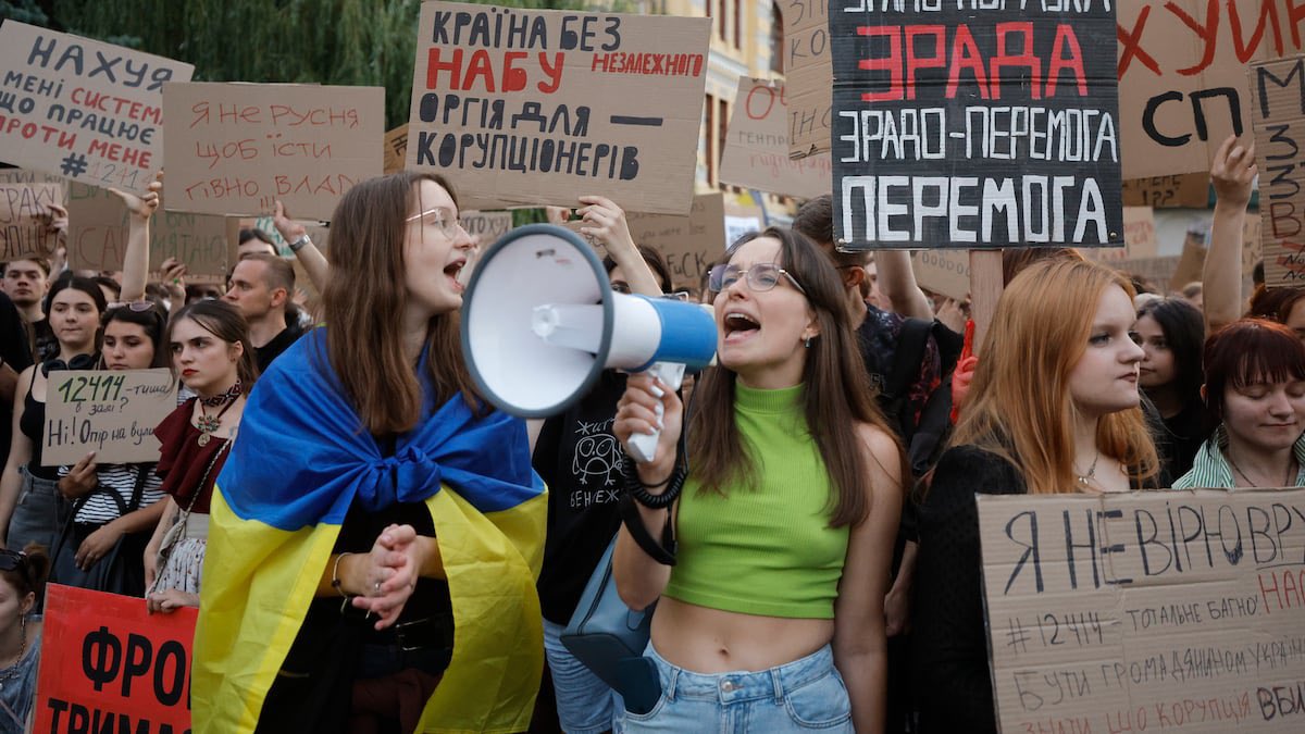 ZELENSKY CEDE A LAS PROTESTAS!

#Zelenski eliminó por sorpresa y con urgencia la independencia de las agencias anticorrupción de #Ucrania. Y con la misma urgencia ha querido hoy corregir el desaguisado tras sufrir las primeras protestas públicas en tres años y medio de guerra