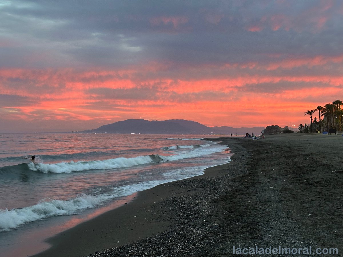 Así se vivió el espectacular anochecer del 23 de julio en La Cala del Moral. Un candilazo inolvidable que tiñó el cielo de tonos rojos y dorados, dejando una estampa única junto al mar. 🌅 #LaCalaDelMoral #Candilazo #Atardecer #CostaDelSol #RincónDeLaVictoria