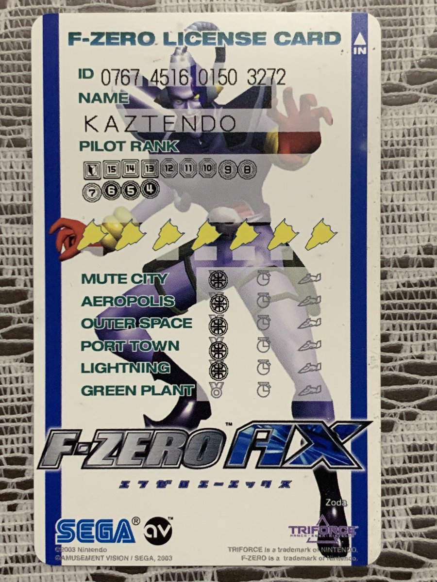 KAZTENDO2's tweet image. 同年6月にはアーケードで「F-ZERO AX」が稼働し、GC「F-ZERO GX」とメモリーカードを連動することで、AX専用コースがGXでも遊べるようになります。ライセンスカードと当時のパンフレットです。今も一部のアミューズメント施設で稼働しているようなので、遊んでみたいですね