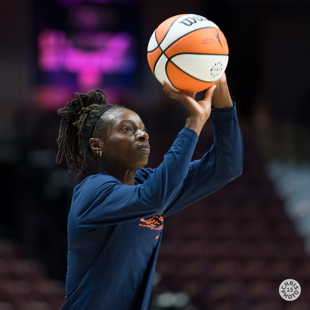 chrisphoto15's tweet image. Warming up at @MoheganSun arena for tonight's #WNBA game between the @LASparks and the @ConnecticutSun Tip-off at 7pm.
