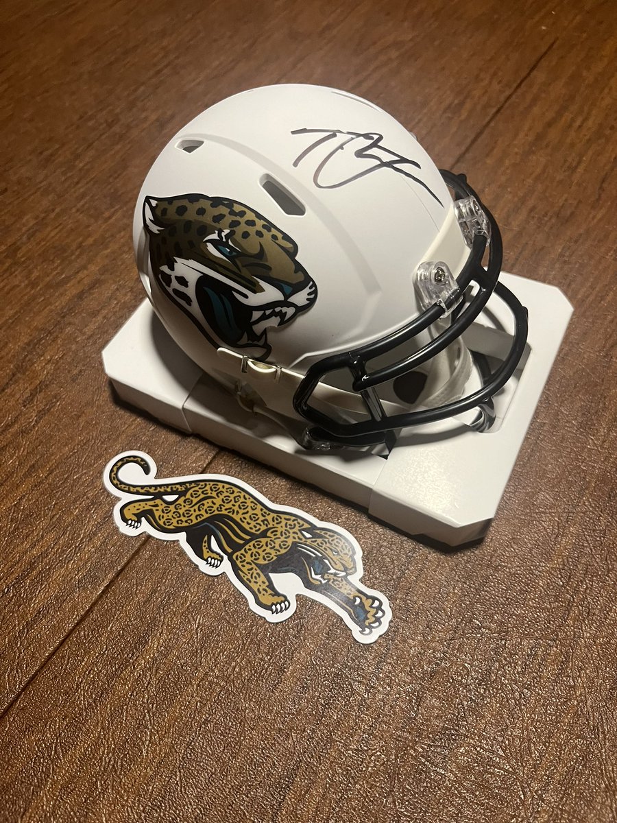 JagsMegaFan's tweet image. Giveaway!!! Was blessed to get an auto pass today and I want to hook up one of our fans. @Trevorlawrencee did an incredible job on this mini helmet today. Guess a number 1-200. One guess only!! Winner gets this mini helmet shipped to them. This is for Jaguar fans only! Goodluck