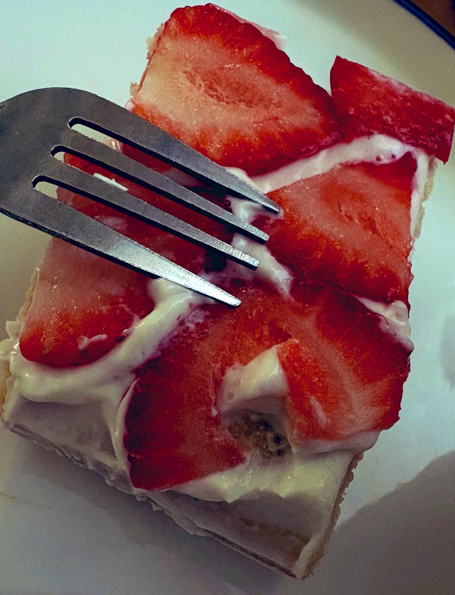 He baked me 🍓cake! 😍