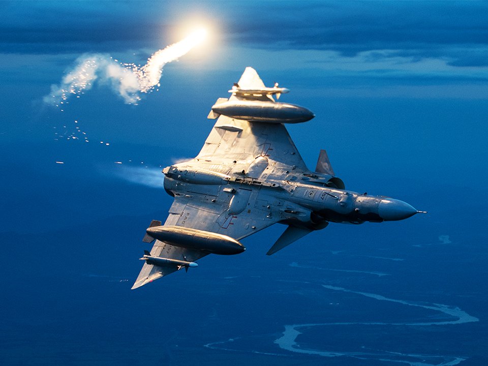 #TBT I 2017, Aeronave Kfir de la #FuerzaAeroespacial🇨🇴 en maniobra evasiva durante entrenamiento de combate aire- aire.

📷 Cees-Jan van der Ende 

#RevistaFAC✍️