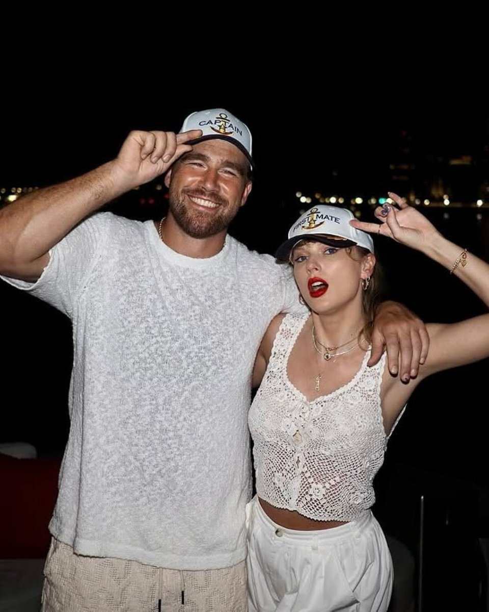 OnAirWithRyan's tweet image. Peep the lock screen 📱🥰 #TravisKelce casually feeding the #Swifties with a photo dump of all the #Tayvis content 🙌🤩 #TaylorSwift

📸: @killatrav
