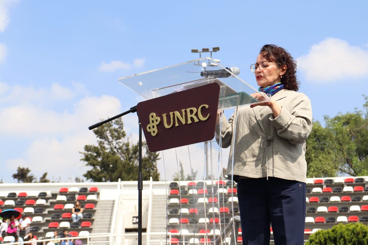 UNRCastellanos's tweet photo. ❤️ ¡Ya se armó la fiesta de la #PrimeraGeneración de egresadas y egresados de la Universidad NACIONAL Rosario Castellanos! 😍🎓

El Velódromo Olímpico “Agustín Melgar” se llenó de aplausos, abrazos y mucho, mucho #OrgulloUNRC. 🎉✨ https://t.co/Bb1qjz7iYf