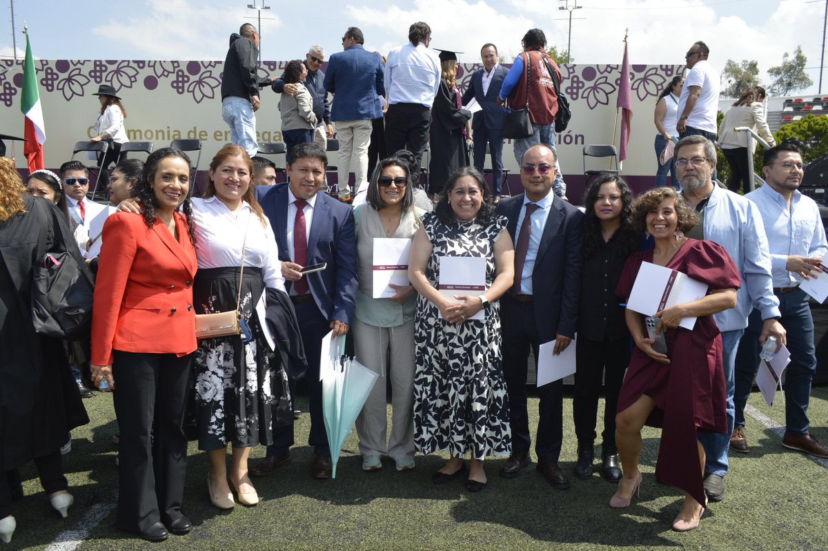 UNRCastellanos's tweet photo. ❤️ ¡Ya se armó la fiesta de la #PrimeraGeneración de egresadas y egresados de la Universidad NACIONAL Rosario Castellanos! 😍🎓

El Velódromo Olímpico “Agustín Melgar” se llenó de aplausos, abrazos y mucho, mucho #OrgulloUNRC. 🎉✨ https://t.co/Bb1qjz7iYf