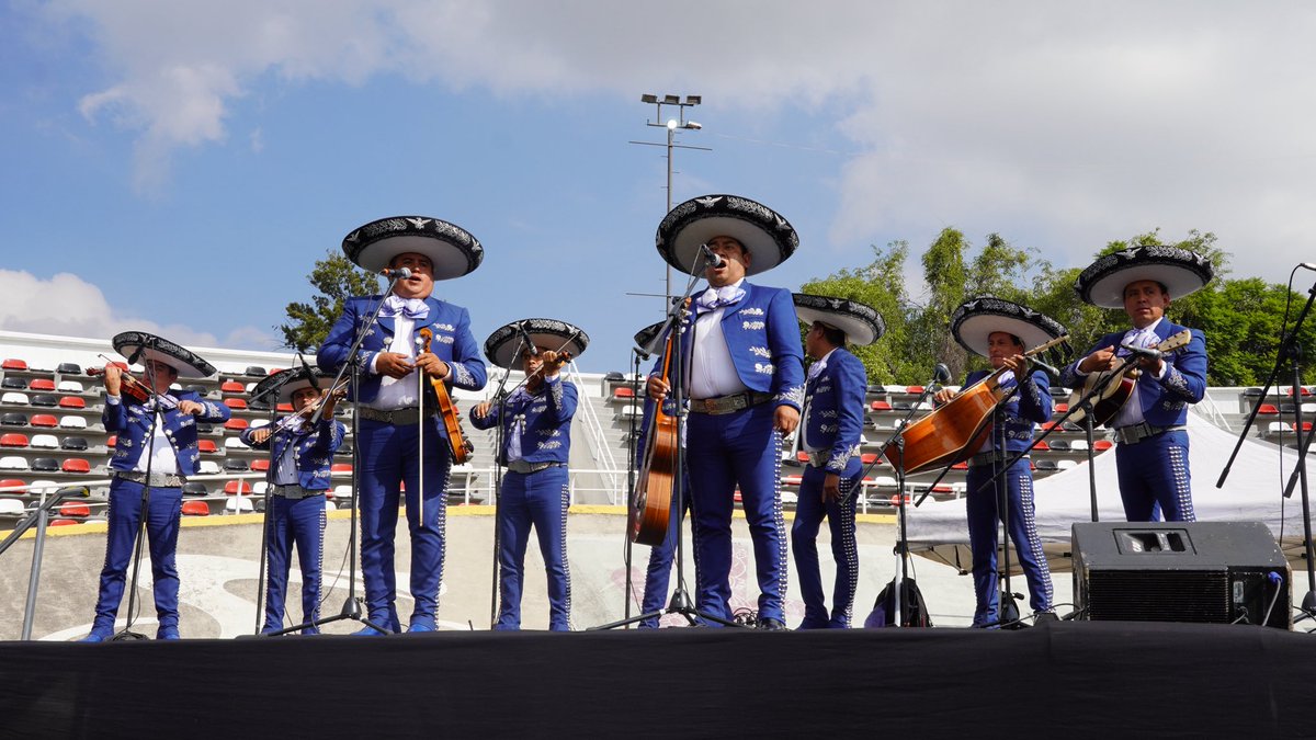 UNRCastellanos's tweet photo. ❤️ ¡Ya se armó la fiesta de la #PrimeraGeneración de egresadas y egresados de la Universidad NACIONAL Rosario Castellanos! 😍🎓

El Velódromo Olímpico “Agustín Melgar” se llenó de aplausos, abrazos y mucho, mucho #OrgulloUNRC. 🎉✨ https://t.co/Bb1qjz7iYf