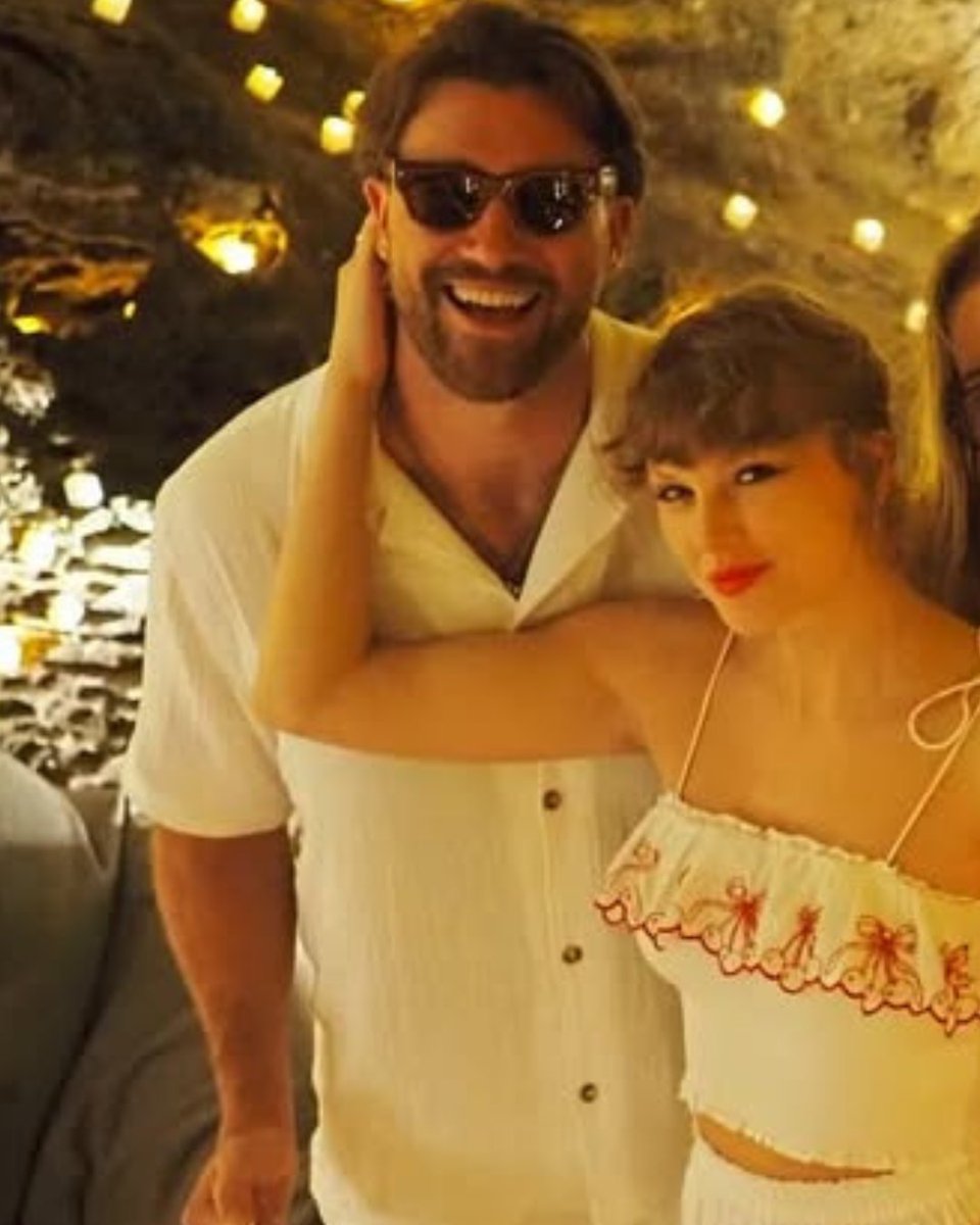OnAirWithRyan's tweet image. Peep the lock screen 📱🥰 #TravisKelce casually feeding the #Swifties with a photo dump of all the #Tayvis content 🙌🤩 #TaylorSwift

📸: @killatrav