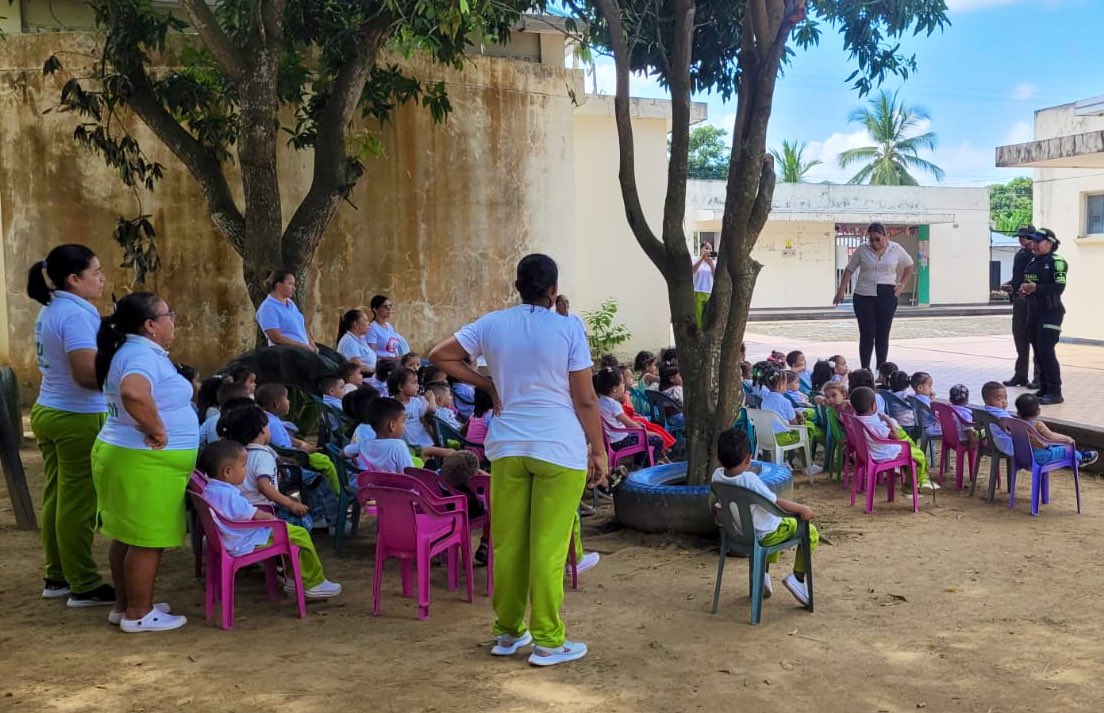 🚨#YoProtejoLaNiñez | En Valencia, los niños del CDI Estrellitas del Sinú disfrutaron de una jornada llena de juegos y sonrisas con la #PolicíaComunitaria. Fortaleciendo trabajo en equipo, expresión emocional y lazos de confianza con la institución. 👮🏻‍♀️🚔
 ¡Seguimos construyendo