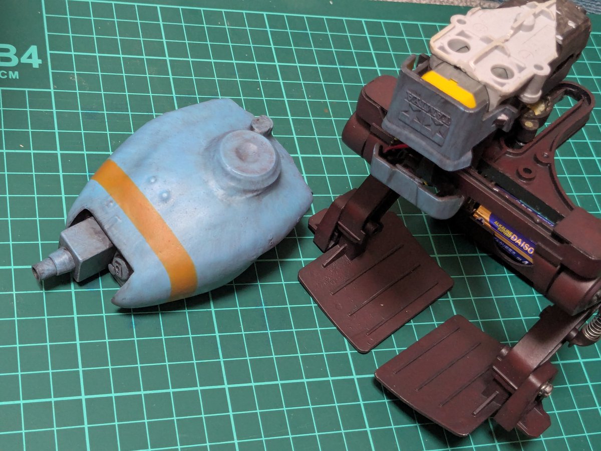 AosBjnMFQ2uA1oT's tweet image. メカ部チャンネルでタミヤの重心移動二足歩行ロボが紹介されていたので、クレーテもどきにしたものを出してきた。
塗装後、初稼動。
しかし、全然動かない…
元々、まともに歩かないけど、一歩も動かなくなってる。電池交換とグリス塗布で治るかな。