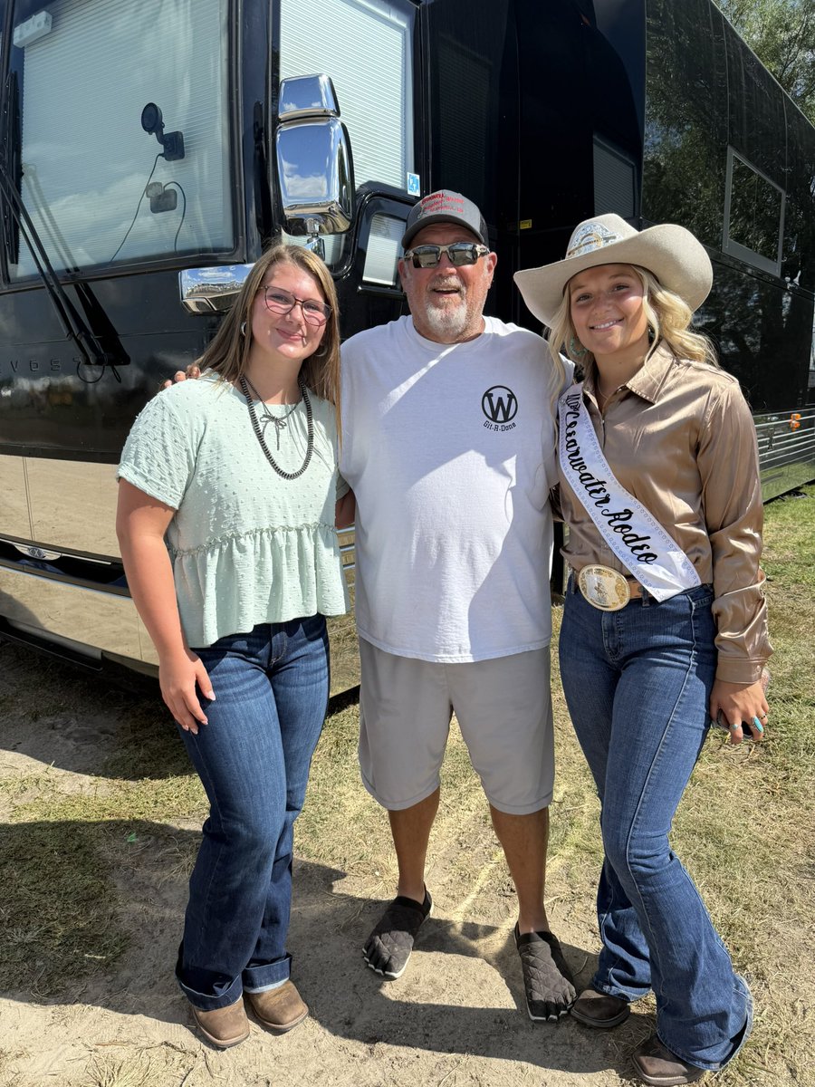 CwaterChamber1's tweet photo. Look who Miss Clearwater Rodeo and Kenzie found in Burwell! Hey there, Larry the Cable Guy! https://t.co/pqgWOJ60We