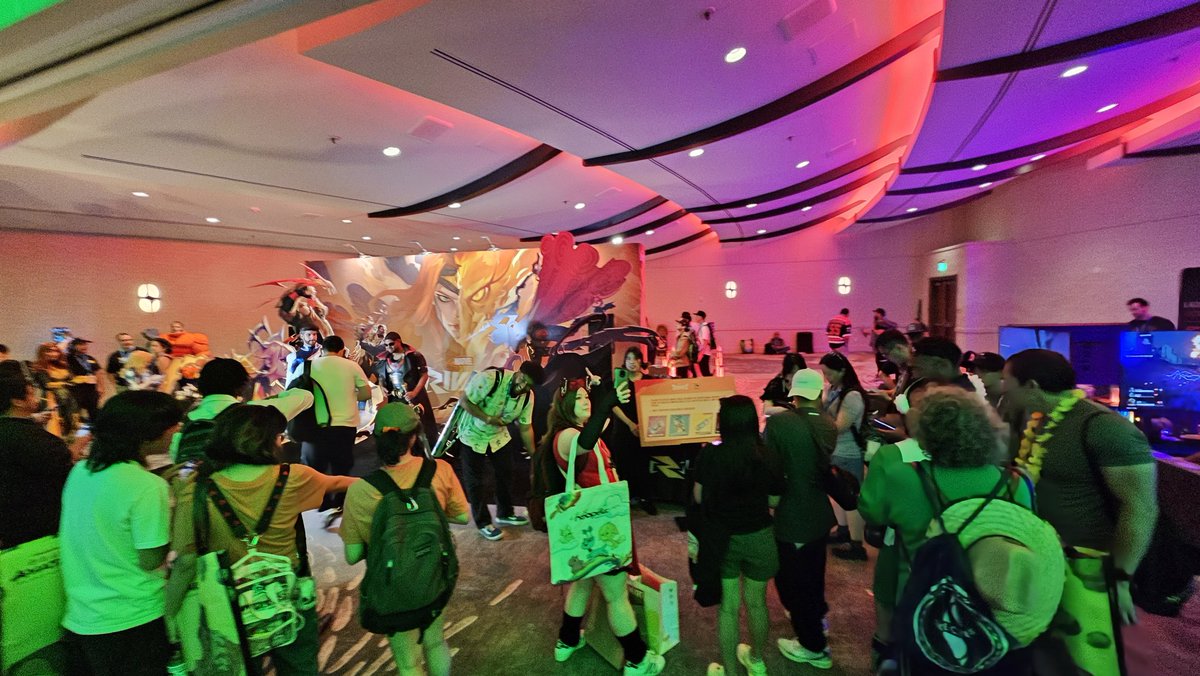 Gnolstrom's tweet photo. @MarvelRivals checking out #MarvelRivals at #SDCC2025, nice to see the Gaming Lounge back even if it isn't a Nintendo thing anymore! 🎮😁 https://t.co/wCbx88PKuK