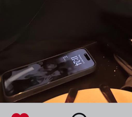 freakIwt's tweet image. IS SHE SHOWING OFF A RING????????