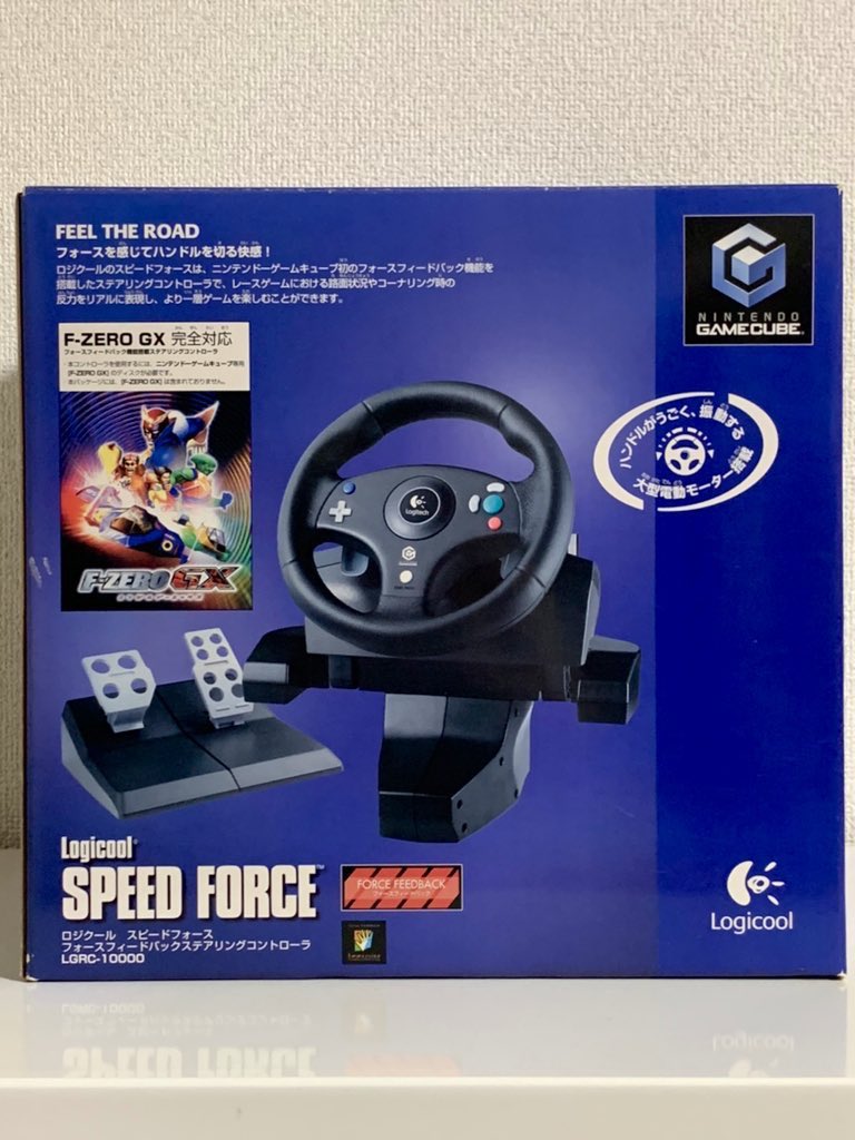 KAZTENDO2's tweet image. GC「F-ZERO GX」22周年ですね。セガ・アミューズメントヴィジョンが開発を担当しています。前作N64「F-ZERO X」の1年後が舞台で、キャプテン・ファルコンの戦いを描いたストーリーモードがあります。ロジクールのステアリングコントローラにも対応しています。Switch2での配信も記憶に新しいですね