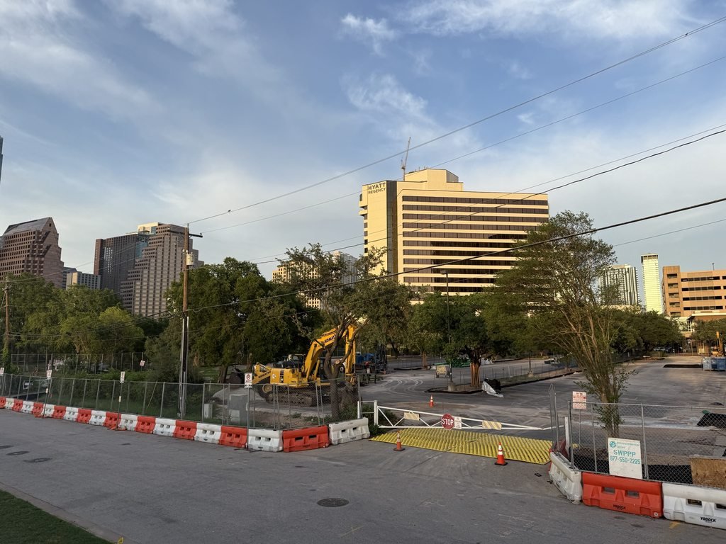 TheATX1's tweet image. The excavator on the One Ladybird Lake residential project site has not seen much action since arriving on site a couple weeks ago. Credit: gillynova