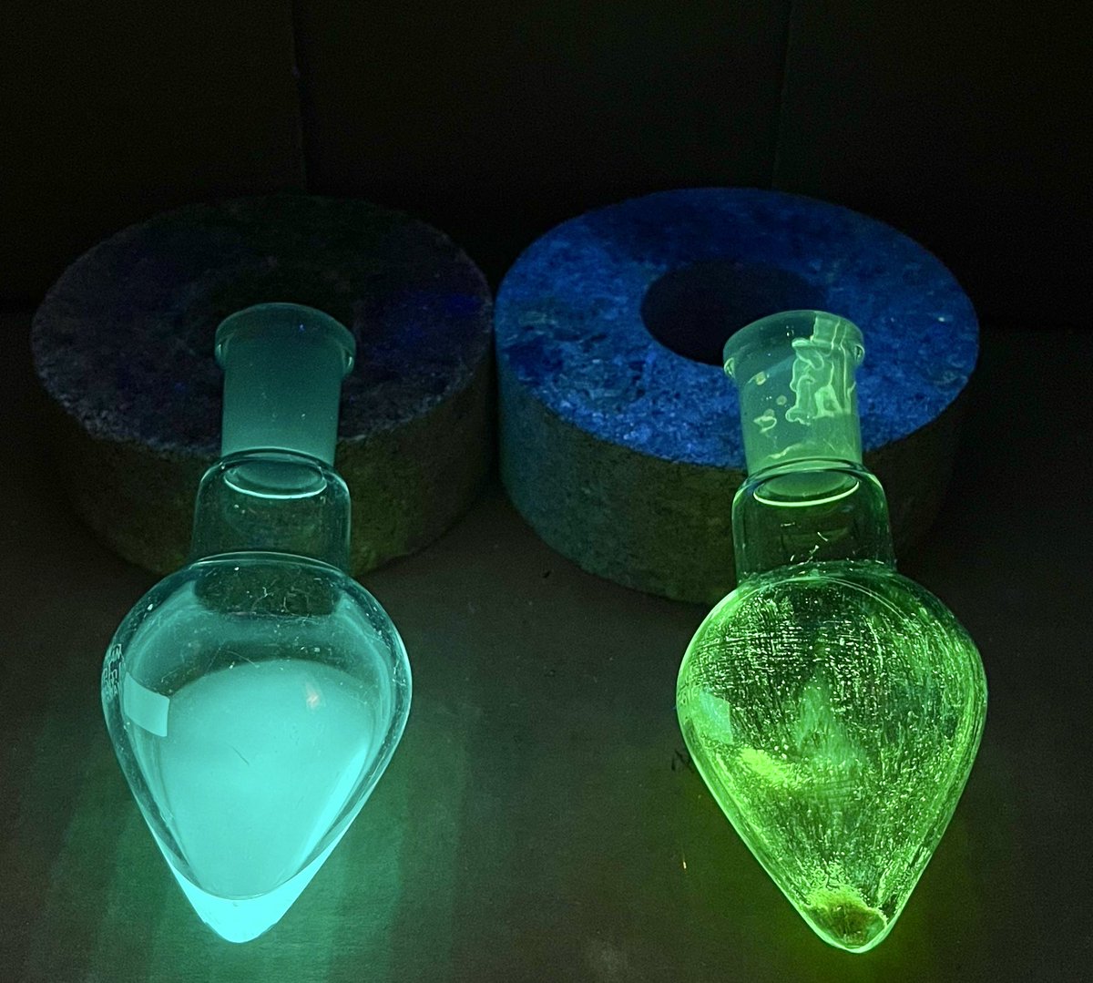 Looks like my compound got a bit jealous of <a href="/LauraFPena/">Laura F. Peña</a>’s column 👀 A nice example of how emission depends on the sample’s state: solution vs solid 🩵💚 Which one’s your favorite?