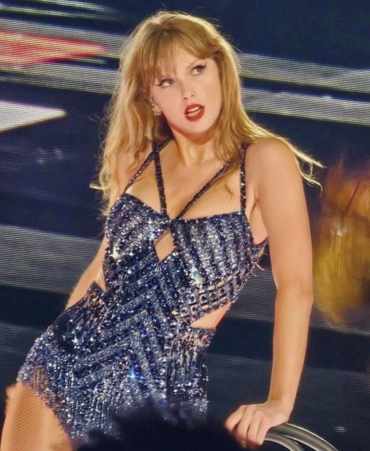 taybehere's tweet image. SHES WEARING. GOODBYE.