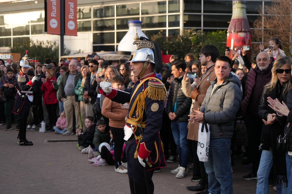 Ejercito_Arg's tweet image. #CABA En el día de hoy, la Banda Militar “Ituzaingó” del Regimiento de Artillería 1 participó en la #ExpoRural25, brindando un destacado espectáculo musical para los visitantes.
#SiempreEjército #BuenosAires @MinDefensa_Ar