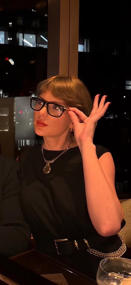 robintation's tweet image. she’s so fine what the fuck