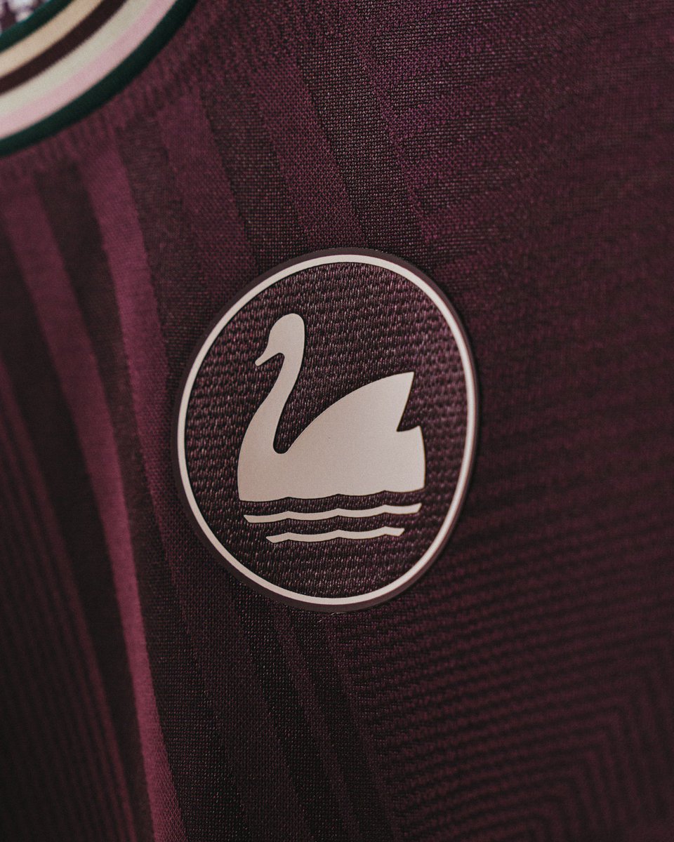 TheShirtUnion's tweet image. ⬛️| @SwansOfficial Away 25/26
Lovely colour and jacquard running through this one, complete with a retro-inspired crest. Top design from @JomaSportUK 👌