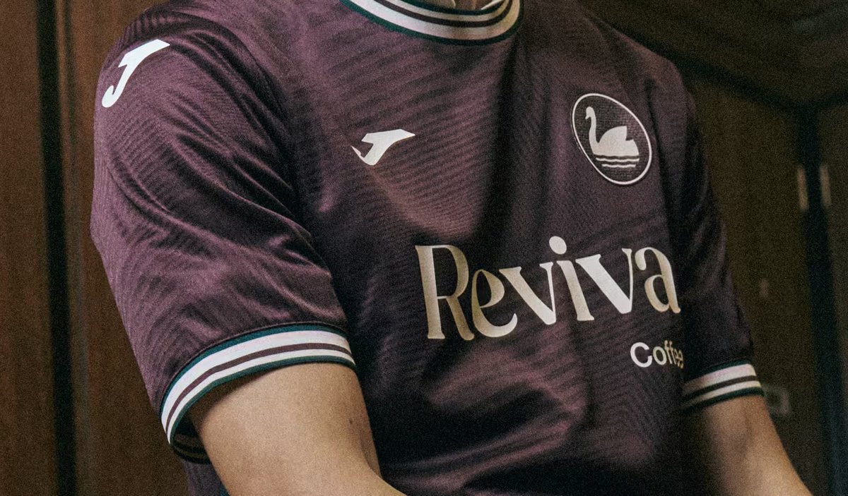 TheShirtUnion's tweet image. ⬛️| @SwansOfficial Away 25/26
Lovely colour and jacquard running through this one, complete with a retro-inspired crest. Top design from @JomaSportUK 👌