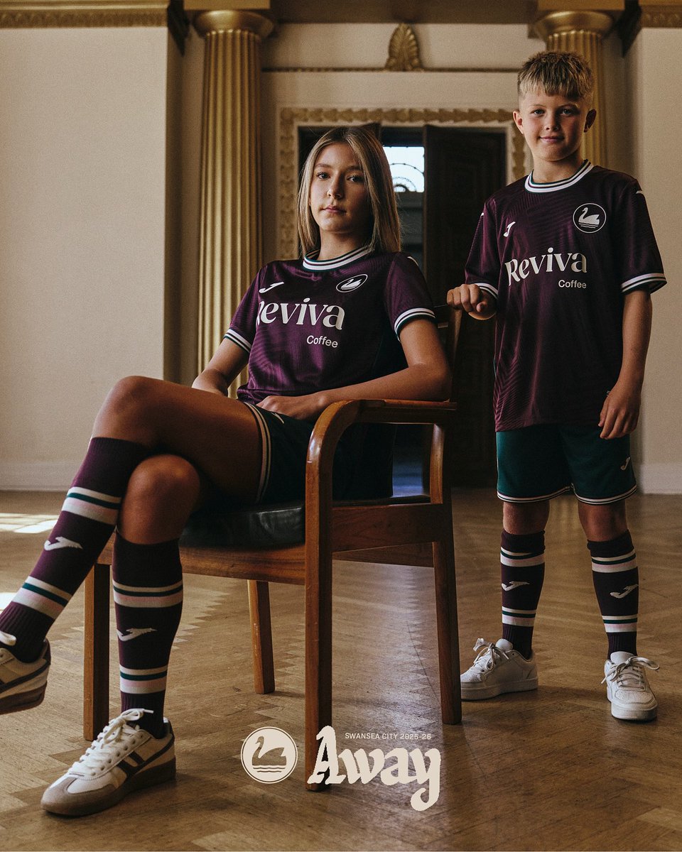 TheShirtUnion's tweet image. ⬛️| @SwansOfficial Away 25/26
Lovely colour and jacquard running through this one, complete with a retro-inspired crest. Top design from @JomaSportUK 👌