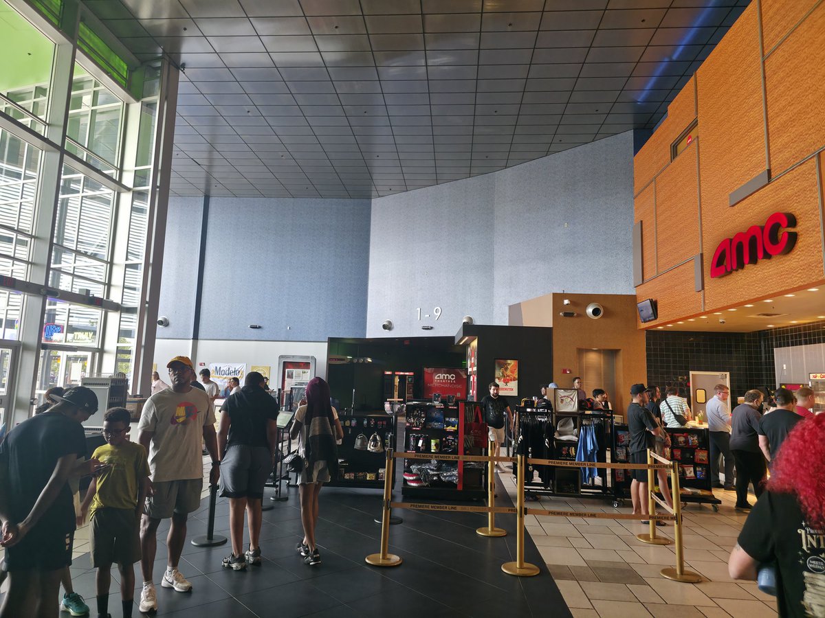 ComputerWhiz99's tweet image. About to watch the FAN FIRST EVENT of #FantasticFour only @AMCTheatres and only in the best @IMAX ❤️🔥❤️🔥🍿🍿🍿
The theatre is packed and oh my huge head is getting all the attention right now. 😂🍿
Thank you again @Marvel for this outstanding production. 👏🏿 Kudos the Digital…