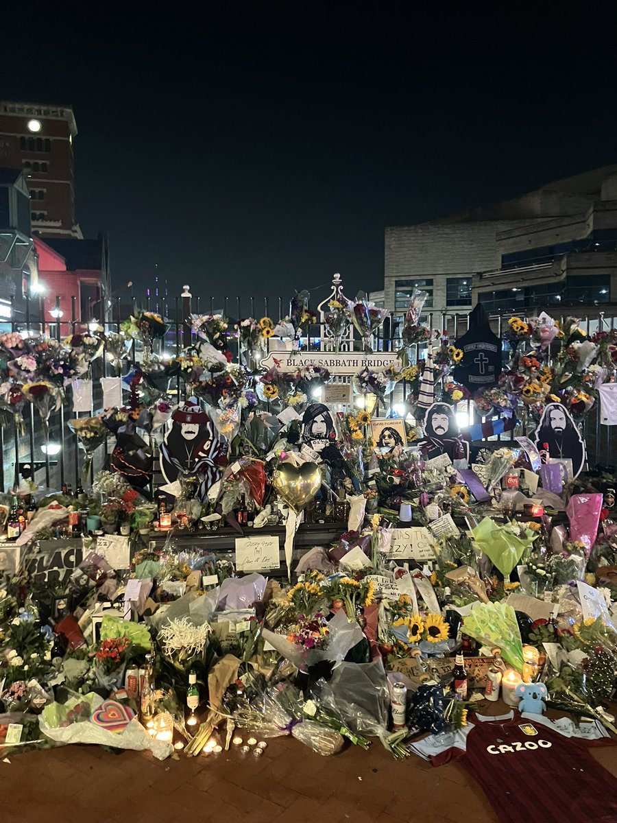 mozi78's tweet image. Ozzy was so loved! 🖤