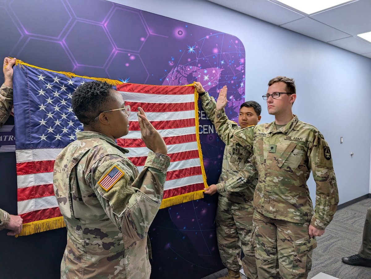 TheTATRC's tweet photo. 🎖️Congratulations to SPC (P) Dustin Turner on his Reenlistment! 🎖️

#FuseTheTeam | #FindAWay | #AutomatingCasualtyCare | #ArmyMedicine | #ArmyStrong https://t.co/zQdjmYl0Fn