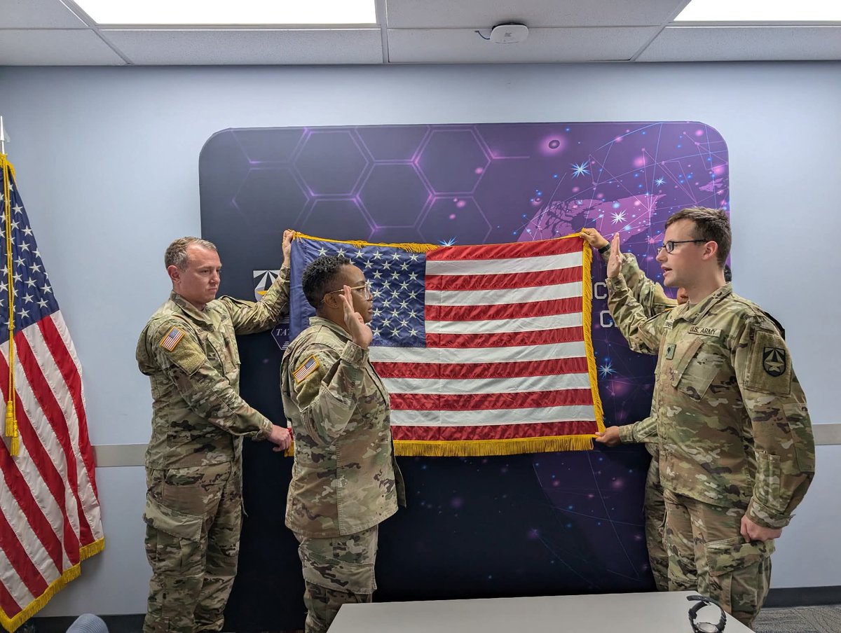 TheTATRC's tweet photo. 🎖️Congratulations to SPC (P) Dustin Turner on his Reenlistment! 🎖️

#FuseTheTeam | #FindAWay | #AutomatingCasualtyCare | #ArmyMedicine | #ArmyStrong https://t.co/zQdjmYl0Fn