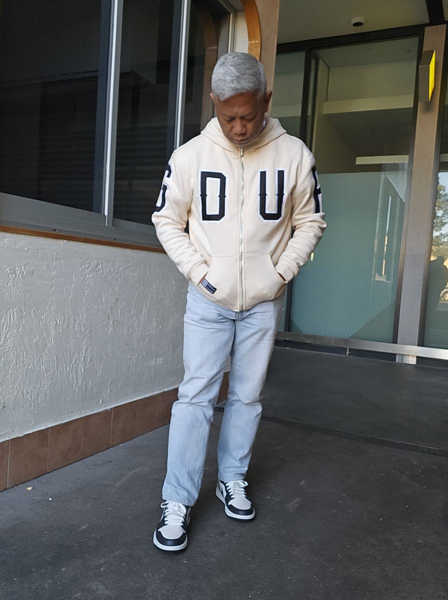 Berns_B_Bee's tweet photo. Matches the hoodie

#morningcoffee☕️ 

#woyft 
#kotd👟 
#kicks 
@nike 
@jumpman23 
#Jordans 

#wywt 
#ootd 
@geedupco https://t.co/tx4SIREtng