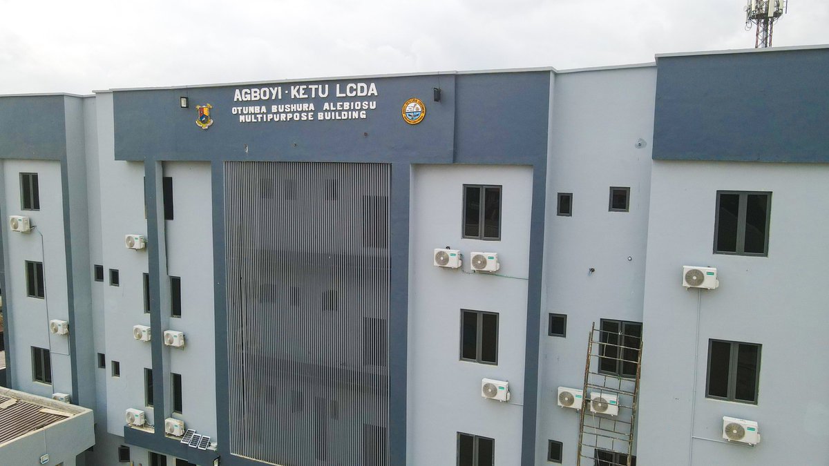 AdepegbaOlanre1's tweet photo. Droneshots

A NEWLY CONSTRUCTED ADMINISTRATIVE STAFF BUILDING AND MULTIPURPOSE HALL built by Mayor Dele Oshinowo the Executive Chairman Agboyi-Ketu LCDA 

📷: DelarryPhotography

#delarry #droneguy #DocumentaryPhotographer #mayor #dele #LocalGovernment #Chairman https://t.co/wTAfRKbKLD