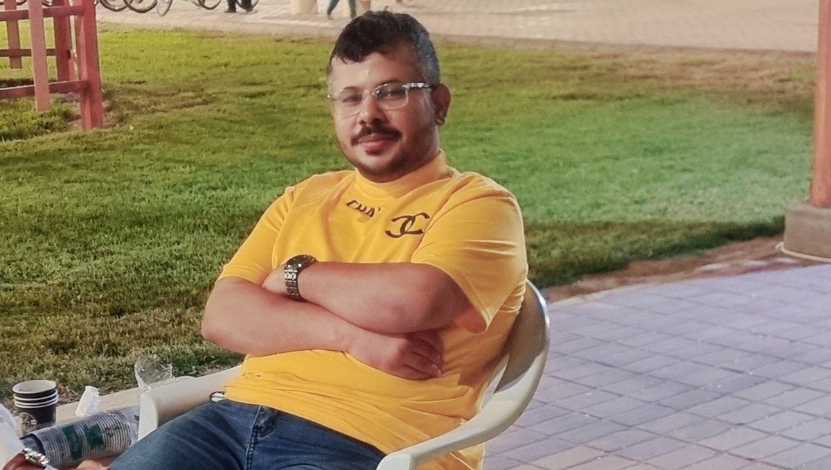 الرجلُ السعيد حتى ملامحه تحلوّ يا إخوان 
مش كده وإلا إييييييه؟

صورة مع (الدليل)
😅💛💛💛💛