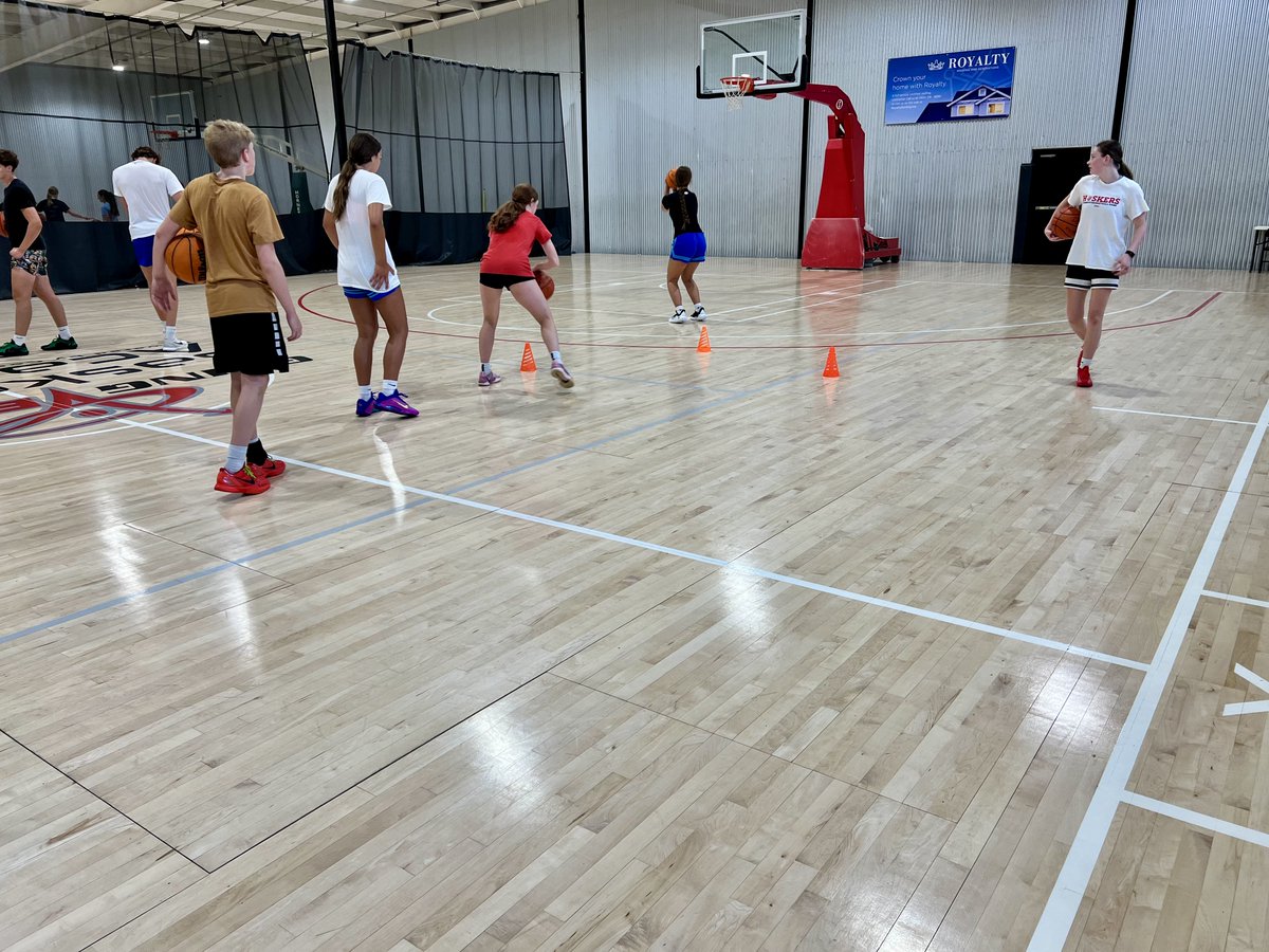 CoachBarnes1's tweet image. Fewer games, more growth! 🔥 Emphasizing fundamental skill development is key to unlocking your true potential. By dedicating time to growing your skills, you build your foundation. Quality reps over quantity of games! 💪 #FundamentalsFirst #SkillDevelopment #LessGamesMoreWork