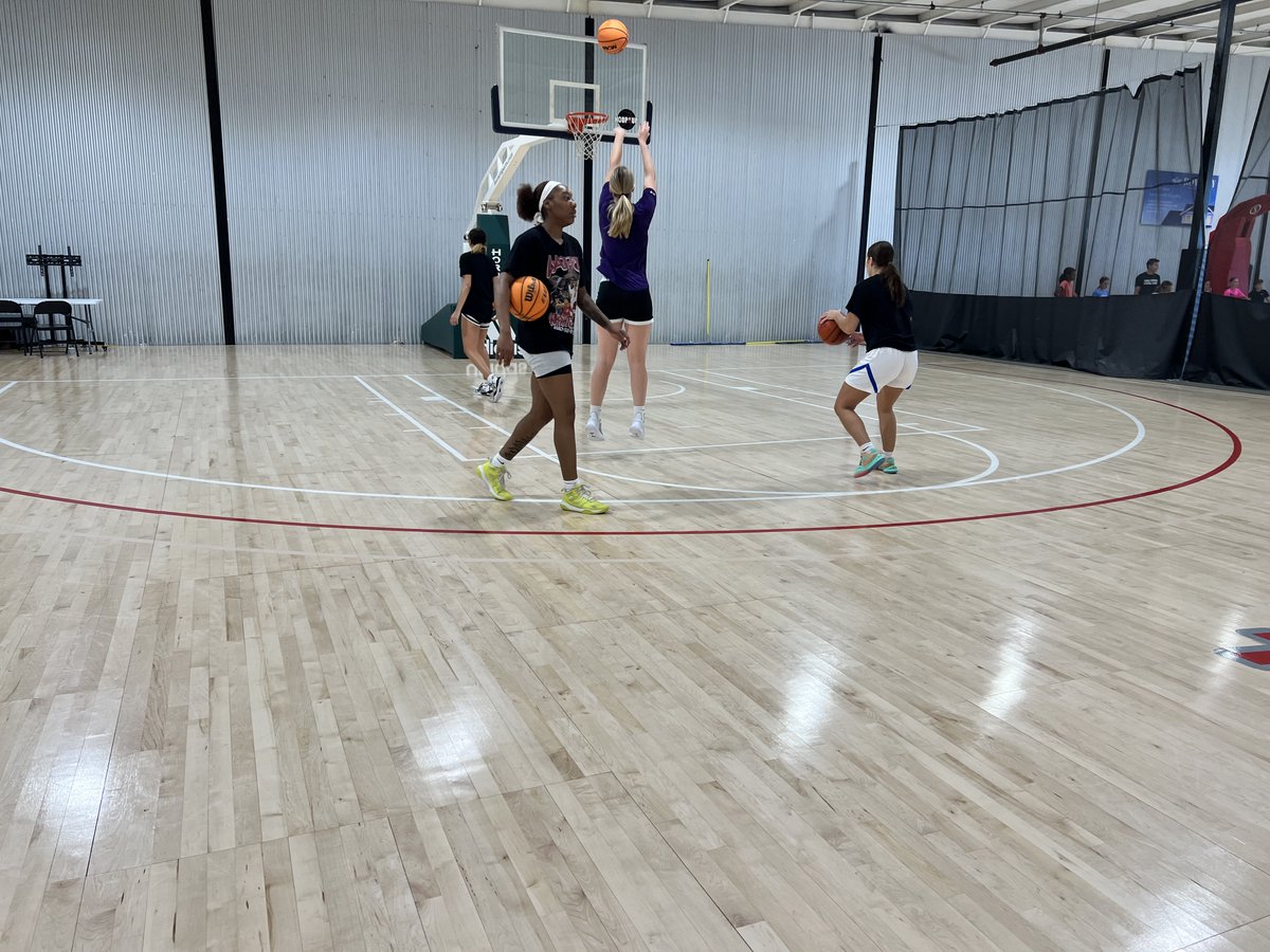 CoachBarnes1's tweet image. Fewer games, more growth! 🔥 Emphasizing fundamental skill development is key to unlocking your true potential. By dedicating time to growing your skills, you build your foundation. Quality reps over quantity of games! 💪 #FundamentalsFirst #SkillDevelopment #LessGamesMoreWork