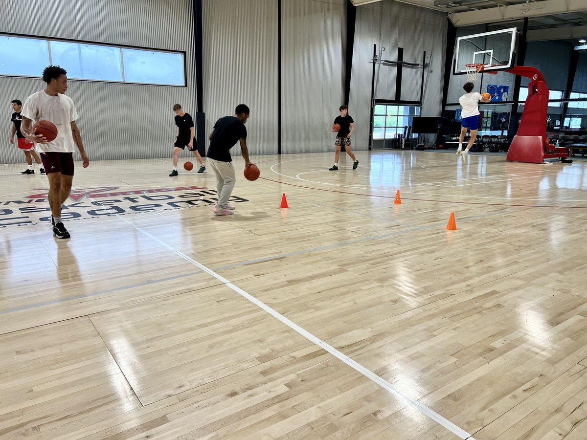 CoachBarnes1's tweet image. Fewer games, more growth! 🔥 Emphasizing fundamental skill development is key to unlocking your true potential. By dedicating time to growing your skills, you build your foundation. Quality reps over quantity of games! 💪 #FundamentalsFirst #SkillDevelopment #LessGamesMoreWork