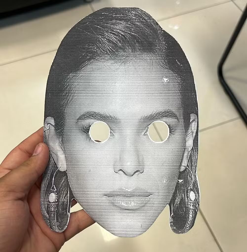futebol_info's tweet image. Torcedores do Sport confeccionam máscaras com rosto de Bruna Marquezine para provocar Neymar no jogo deste sábado, na Ilha do Retiro.

Até esta quinta-feira, mais de 20 mil ingressos foram vendidos antecipadamente para o confronto.

🗞 @geglobo
📸 Raul Baretta/SFC | Pedro Chianca