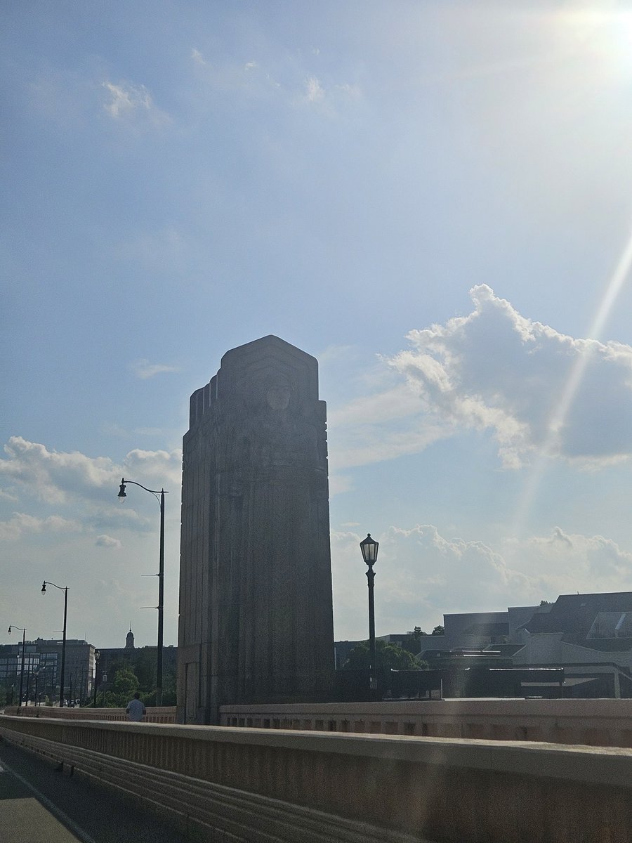 SakakiIsCute's tweet image. I am in Beautiful Cleveland, got one of the Guardians pm the bridge.